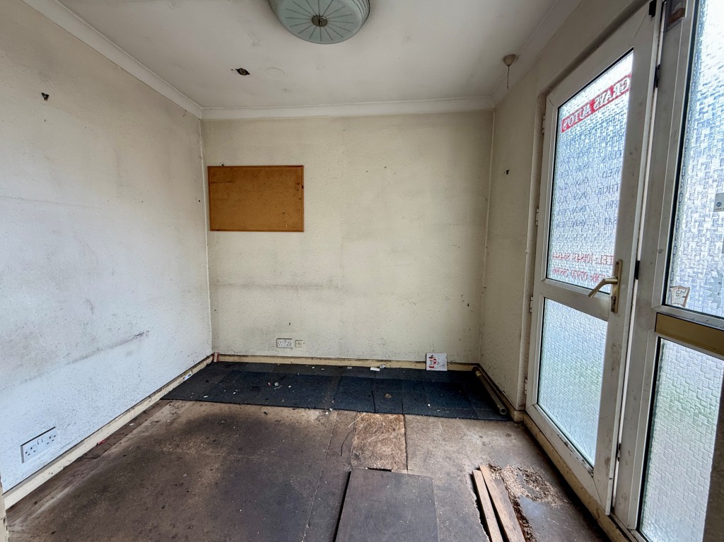 Lot: 30 - GARAGE WITH LIVING ACCOMMODATION AND LAPSED PLANNING - Entrance lobby